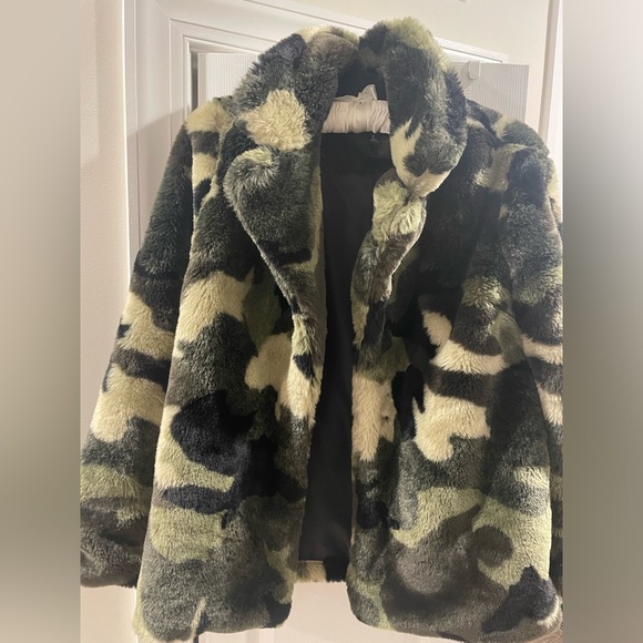 💚🤎🤍 AQUA - Bloomingdale’s exclusive faux fur coat in AWESOME condition - Picture 4 of 11